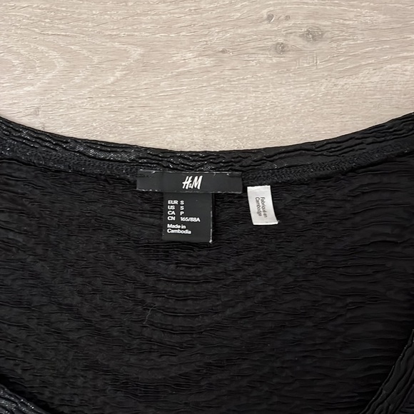 H&M black textured blouse - Picture 3 of 6